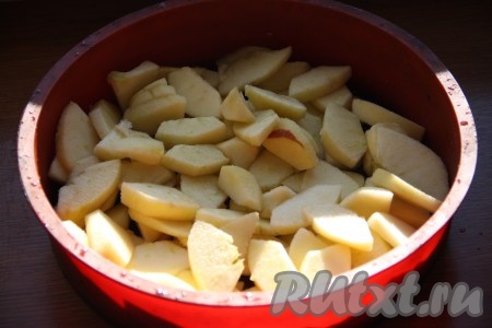 В форму диаметром 24-26 см выложить нарезанные яблоки (если форма не силиконовая, её лучше смазать маслом или застелить бумагой для выпечки).
