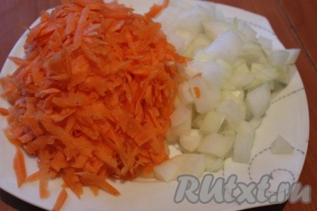 Вымыть и очистить лук, нарезать небольшими кубиками. Очищенную морковь натереть на крупной терке.
