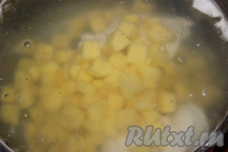 Когда куриная грудка сварится, выложить картофель в бульон и варить на медленном огне до готовности, примерно, 10-15 минут.