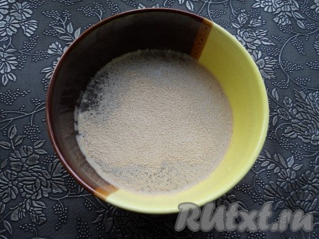 В теплую воду всыпать дрожжи и сахар (для несладкой выпечки - 0,5 чайной ложки сахара, для сладкой - 2 чайные ложки сахара), перемешать.
