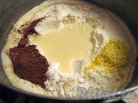 К взбитым с сахаром яйцам добавить муку, разрыхлитель, цедру, какао и сгущенное молоко.