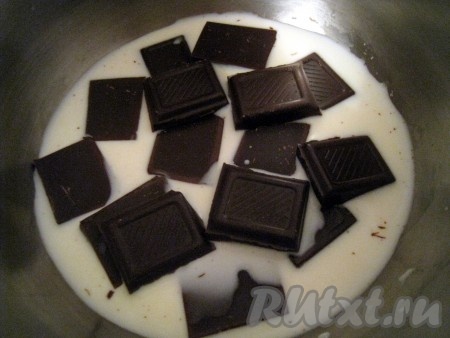 Пока выпекается пирог, приготовим шоколадную глазурь. Поставить кастрюльку с молоком на средний огонь, добавить кусочки шоколада и, постоянно помешивая, довести шоколад до полного расплавления.
