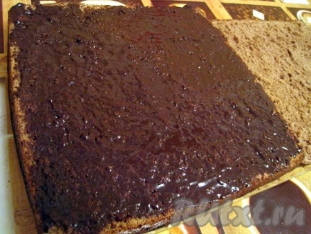 Каждую часть пирога промазать шоколадной глазурью и соединить.

