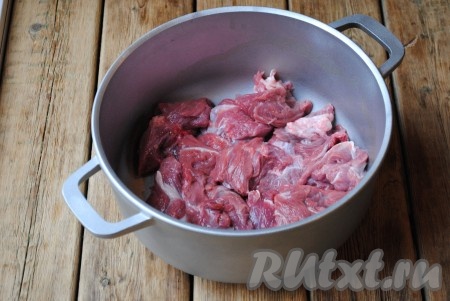 Говядину вымыть, обсушить и нарезать на порционные кусочки. В казане разогреть небольшое количество растительного масла и выложить мясо. 
