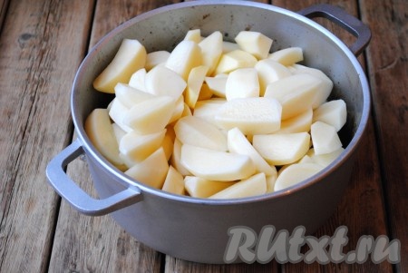 Картофель очистить, вымыть, крупно нарезать и выложить в казан поверх говядины. 
