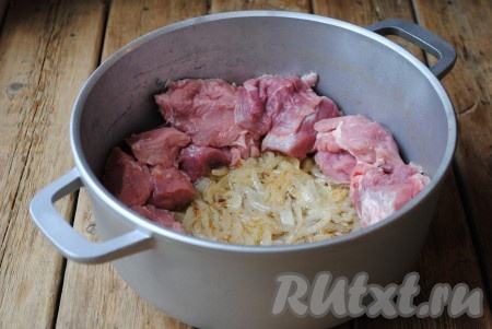 Свинину нарезать на порционные кусочки и выложить к луку, стараясь не остановить кипение жира, поэтому мясо выложить по бокам казана, дать мясу прогреться, а через 3-4 минуты можно перемешать. 
