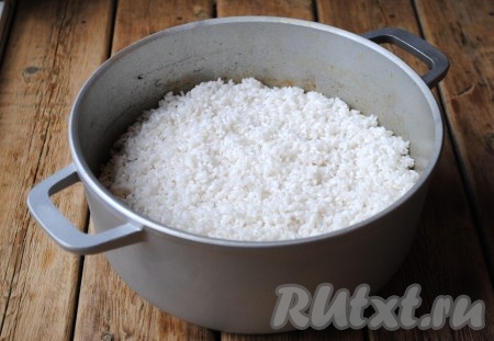 Когда наш зирвак (подлива для плова) будет готов, извлечь из него чеснок (чеснок не выбрасывать, он нам ещё понадобится) и ровным слоем выложить промытый рис. 
