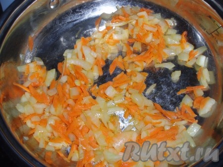 Лук мелко нарезать, морковь натереть на терке. В глубокой сковороде разогреть растительное масло и обжарить лук с морковью, помешивая, до золотистого цвета.
