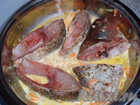 В сливочный соус выложить куски леща, прикрыть сковороду крышкой и тушить на маленьком огне до готовности рыбы (20-25 минут), в процессе тушения перевернуть кусочки рыбы на другую сторону.
