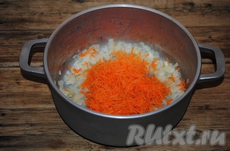 Если вы будете добавлять в рагу замороженные овощи, предварительно размораживать их не нужно. Лук и морковь очистить и вымыть проточной водой. Лук нарезать кубиками, морковь натереть на средней тёрке. Отправить овощи в казан (можно взять толстостенную кастрюлю или сковороду) и обжарить на растительном масле в течение 5 минут, периодически помешивая. 