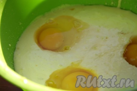 Яйца (без предварительного взбивания) и сахар добавить к размягченному сливочному маслу и взбить блендером, затем добавить творог и ещё взбить. Затем выложить лимонное пюре и ещё раз взбить.