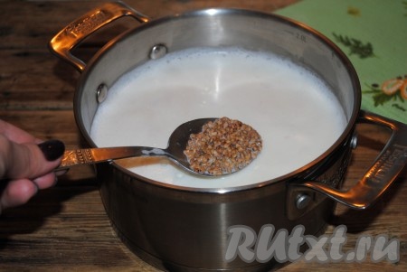 В кипящее молоко всыпать подготовленную гречку, уменьшить огонь и варить, периодически помешивая, минут 15. 
