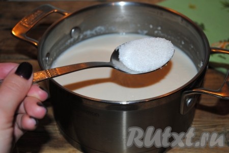 По истечении времени добавить соль и сахар (количество сахара регулируйте по вкусу), перемешать и варить минут 5, чтобы кристаллы растворились. 
