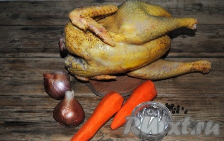 Ингредиенты для приготовления курицы, тушеной кусочками с луком и морковью