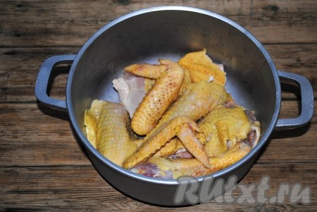 Курицу вымыть под проточной водой, обсушить и разделить на порционные кусочки. Выложить куски курицы в казан (можно взять сковороду) с небольшим количеством растительного масла. 