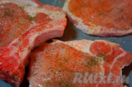 Посолите отбитые стейки, добавьте специи и вотрите их в мясо с двух сторон.

