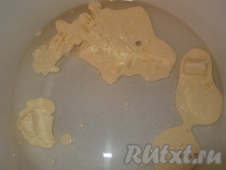 Горячую кипяченую воду наливаем в миску и добавляем туда маргарин. Ждём, пока растает маргарин.