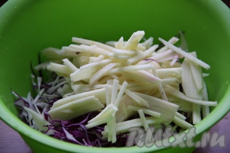 Яблоки, очистив от кожуры и семечек, нарезать соломкой и добавить в салат к капусте.
