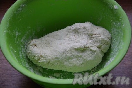 Муку смешаем с солью и разрыхлителем, добавим к натёртому маслу со сметаной и замесим мягкое тесто. Отправим его в холодильник на 20 минут.
