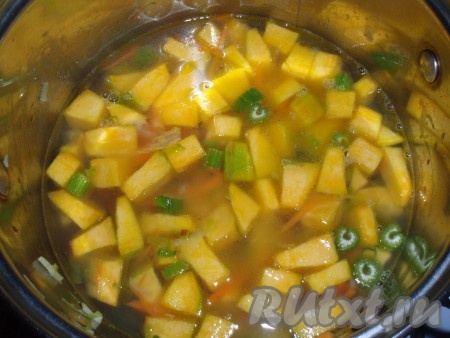Влить в кастрюлю с овощами куриный бульон, довести до кипения, по вкусу посолить, добавить перец горошком и тимьян.  Уменьшить огонь и варить суп до готовности овощей.