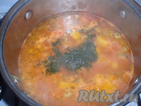 Выключить плиту. Добавить измельченную зелень и дать супу настояться.