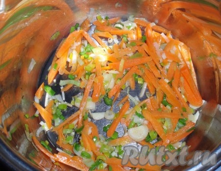Лук порей хорошо промыть, нарезать полукольцами, чеснок измельчить.  Морковь нарезать соломкой. Тыкву нарезать кубиками.

В кастрюле с толстым дном нагреть растительное масло, обжарить лук, чеснок и морковь в течение нескольких минут, периодически помешивая.