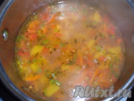 Помидоры нарезать кубиками и добавить в суп. Вновь довести суп до кипения и варить 5 минут.