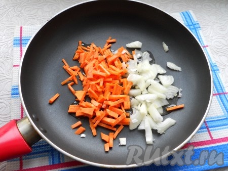Нарезанный кусочками лук и морковь, нарезанную соломкой, поместить в сковороду, влить растительное масло.
