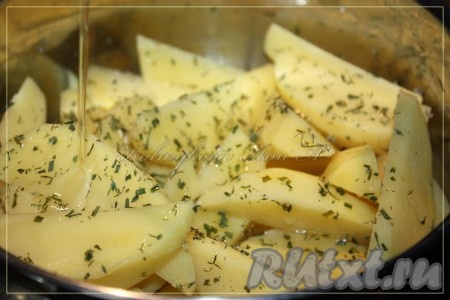 Заправить картофель растительным маслом и дать постоять минут 20-30, можно пару раз перемешать. За это время из картошки выйдет лишняя жидкость.
