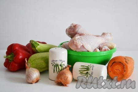 Подготовить необходимые ингредиенты для приготовления куриных голеней с овощами в мультиварке. 