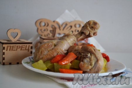 Сочные, ароматные и очень вкусные куриные голени, приготовленные с овощами в мультиварке, подать на стол в горячем виде.
