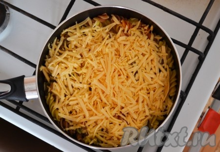 Когда жидкость на сковороде с макаронами выпарится, добавить сыр.
