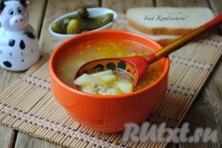Такой суп с гречкой на курином бульоне вкуснее всего кушать горячим с домашними консервированными овощами. 