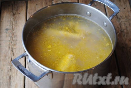 Вкусный, аппетитный суп с гречкой на курином бульоне готов. В самом конце приготовления, по желанию, можно добавить нарубленную зелень. Снять с огня, накрыть крышкой и дать настоятся 10-15 минут. 
