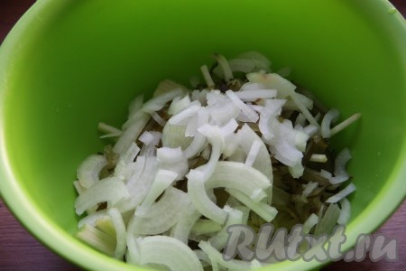 Отжать лук от воды и выложить в салат с яблоками и солеными огурцами.
