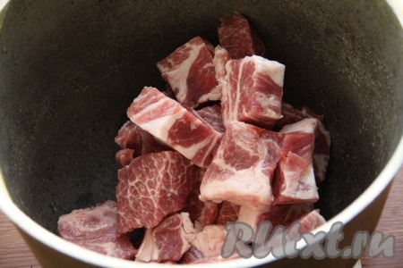 Мясо нарезаем средними кусочками и отправляем в холодный (не разогретый) казан или на холодную сковороду. Тушим мясо на очень маленьком огне под закрытой крышкой без добавления масла, в собственном соку, около 1 часа, до полного приготовления, иногда перемешивая. Мясо выделит сок и его будет достаточно, чтобы оно как следует протушилось.