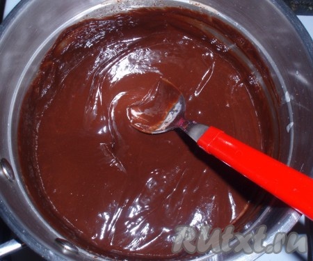 Приготовить шоколадную глазурь. Для этого довести до кипения сливки, добавить поломанный на кусочки шоколад. Снять с огня, подождать пару минут и перемешать до получения однородной массы.

