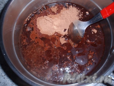В кастрюльке смешать растительное масло, 1 стакан сахара, какао и воду. Смесь довести до кипения, поварить до растворения сахара, охладить до комнатной температуры.
