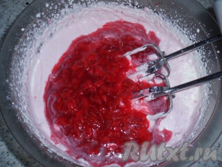 Взбить сливки в пену, в конце взбивания в три приема добавить вишневое пюре. Готовый крем поставить в холодильник, чтобы желатин слегка схватился.
