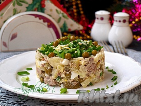 Подать салат "Оливье" с говядиной можно в красивом салатнике или на тарелке каждому гостю индивидуально, воспользовавшись кулинарным кольцом. Верх салата посыпать зелёным луком.
