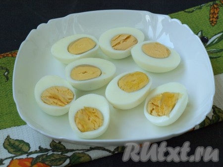 Яйца, сваренные вкрутую, очистить и разрезать на 2 половинки.
