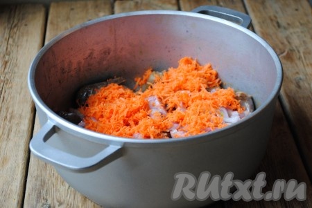 Лук и морковь очистить. Морковь натереть на средней тёрке, лук нарезать полукольцами и отправить овощи к желудочкам. 
