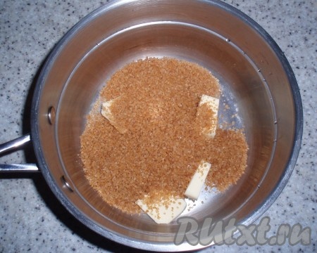 В сотейнике растопить сливочное масло с сахаром (я брала коричневый сахар, но можно взять и обычный белый).