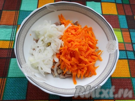 Добавить к мясу морковь и отжатый маринованный лук.