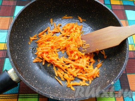 Морковь натереть на крупной терке и обжарить на растительном масле буквально 2-3 минуты, помешивая. Морковь должна только немного обмякнуть. Затем морковь остудить.