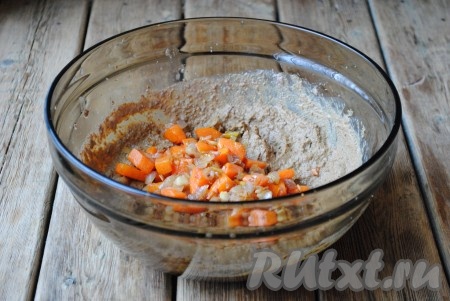 Затем к гусиной печени добавить обжаренные лук с морковью и ещё раз хорошо взбить паштет блендером до однородной массы. 
