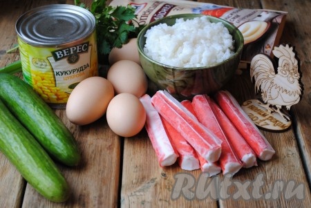Ингредиенты для приготовления крабового салата с рисом, огурцом и кукурузой