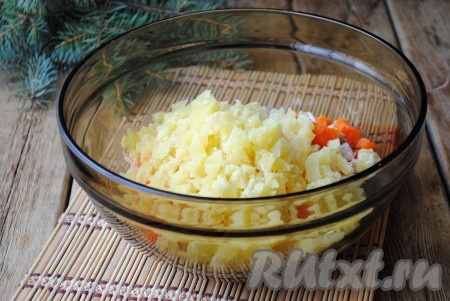 Картофель также нарезать небольшими кубиками, добавить в салат к курице, яйцам и морковке. 
