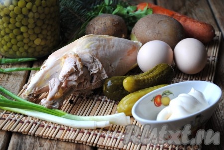 Ингредиенты для приготовления салата "Оливье" с курицей и солеными огурцами