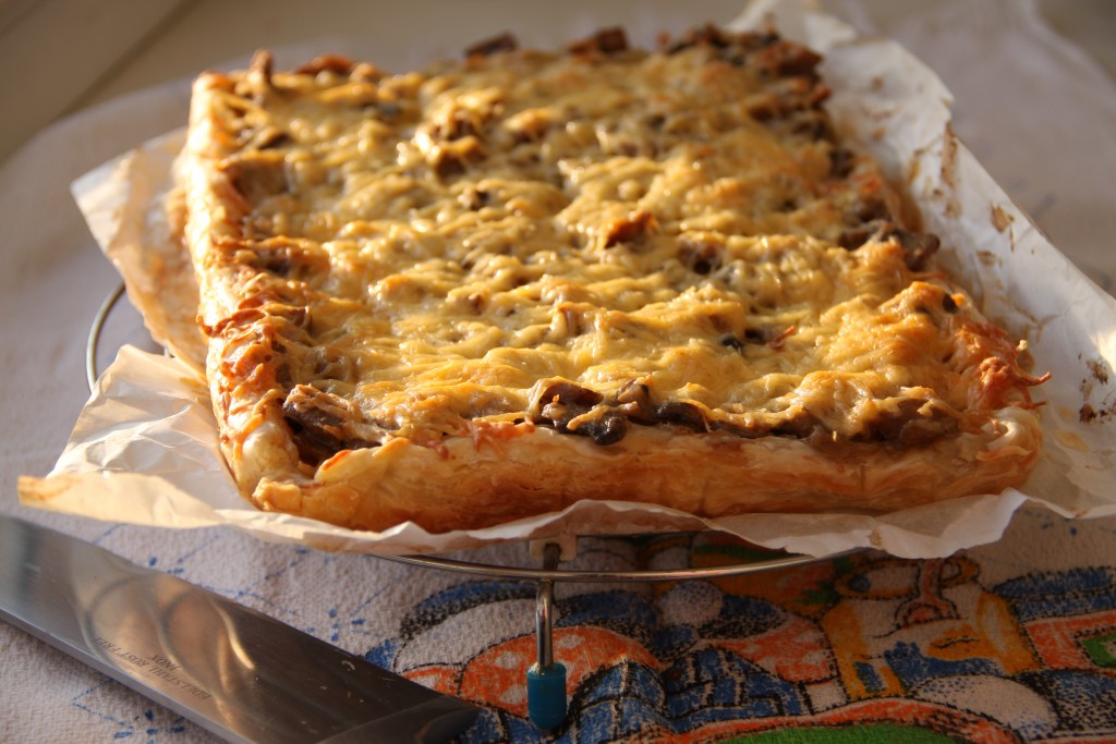 Пирог из слоёного теста с картошкой и сыром: рецепт - Лайфхакер
